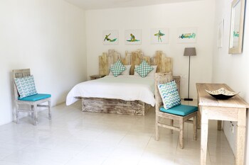 myamo beach lodge hostel