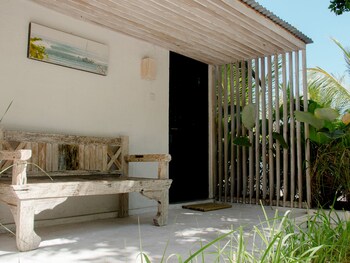myamo beach lodge hostel