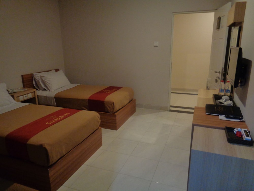 grand dian hotel slawi