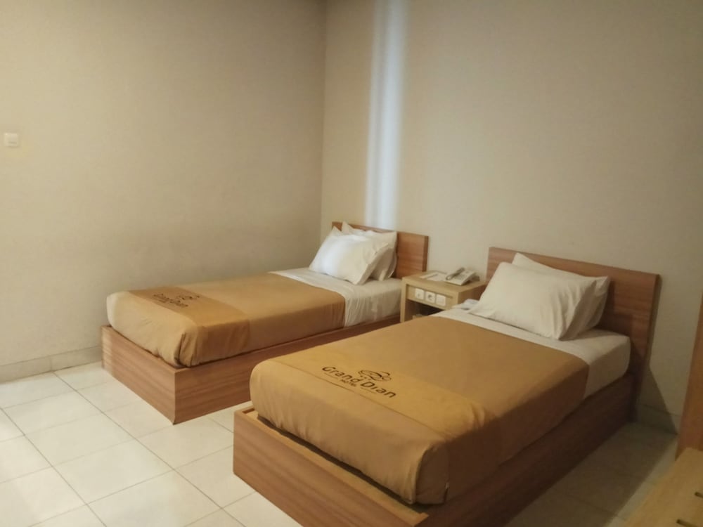 grand dian hotel slawi