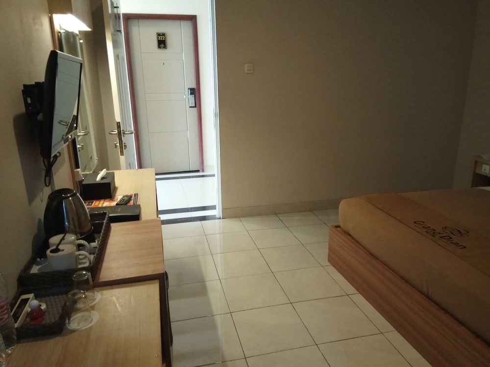 grand dian hotel slawi