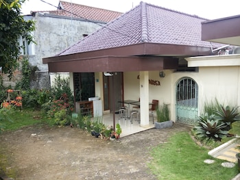gio guesthouse bogor