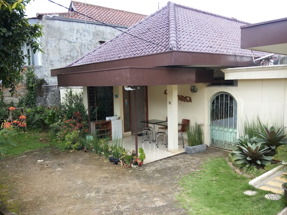 gio guesthouse bogor