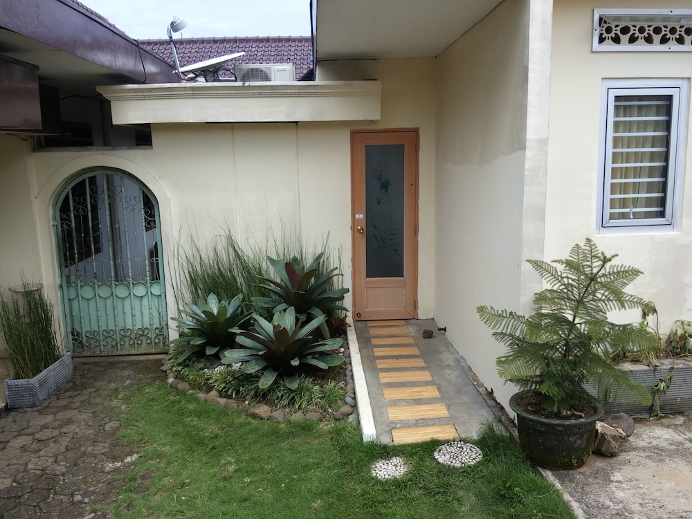 gio guesthouse bogor