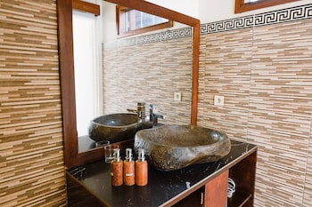 Aldi's Bungalow,Kuta Beach>>Kuta,3 star