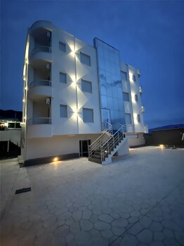 al hotel