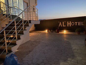 al hotel