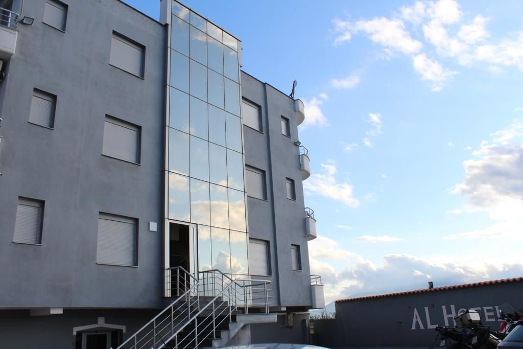 al hotel