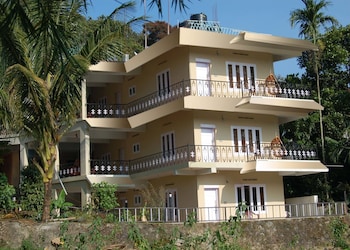 jungle palace homestay