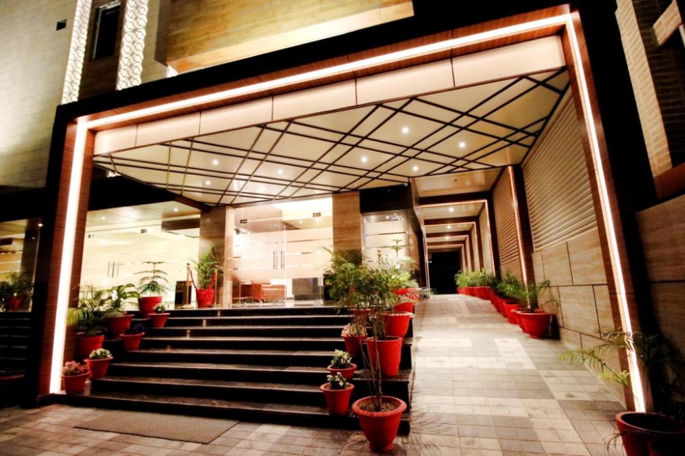 pinnacle by click hotels lucknow