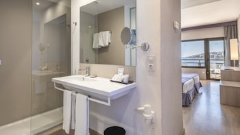 be live adults only marivent