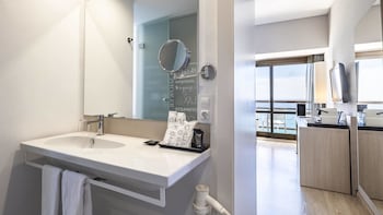 be live adults only marivent