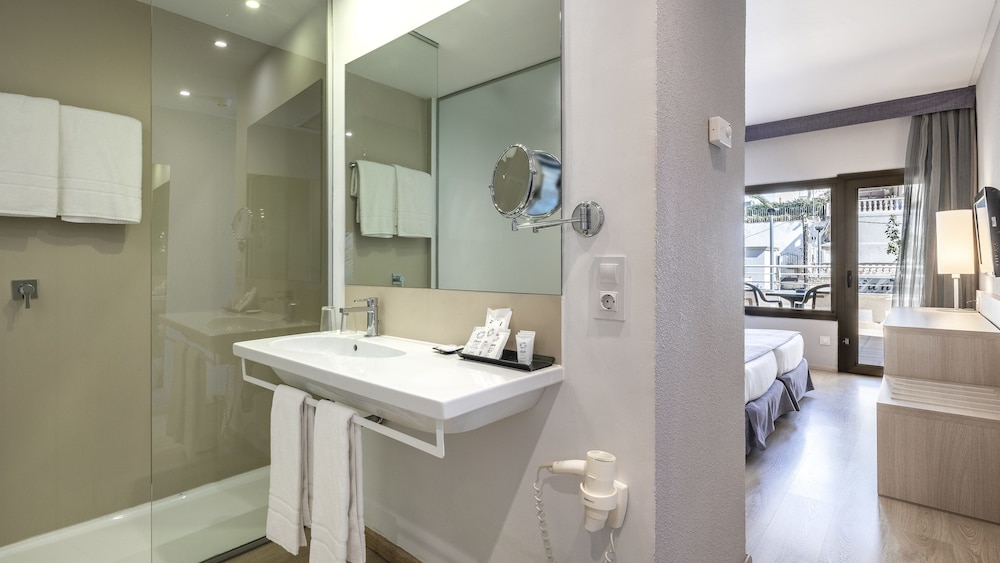 be live adults only marivent