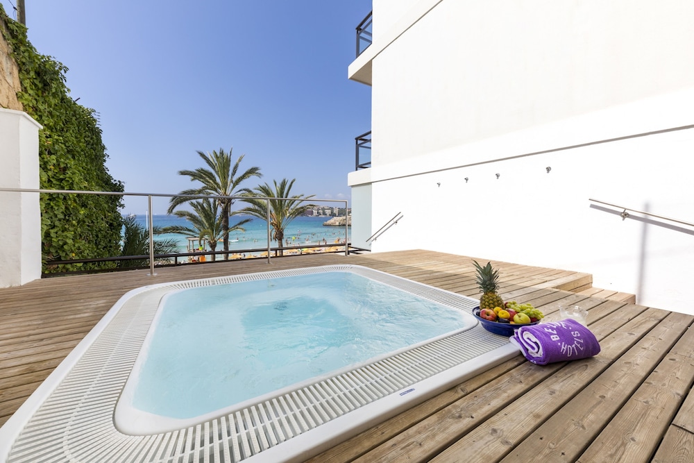 be live adults only marivent