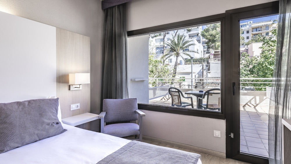 be live adults only marivent