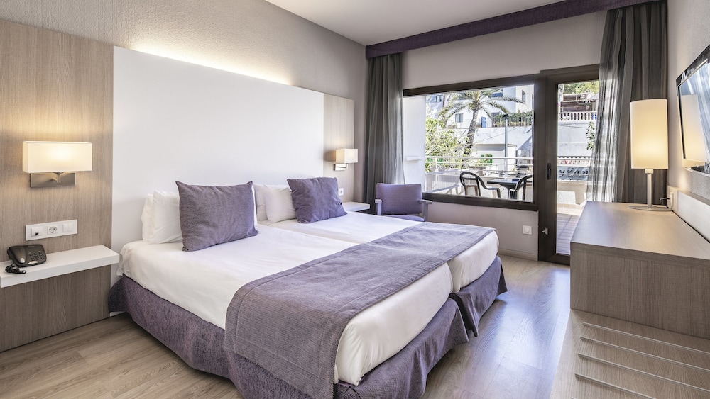 be live adults only marivent