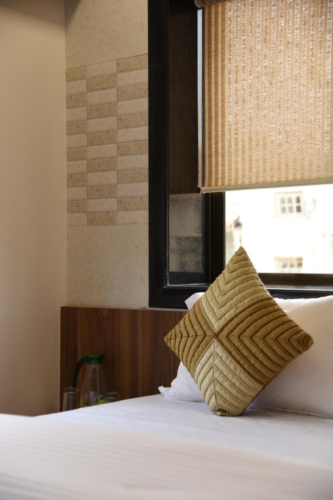 hotel flora fountain