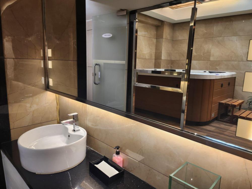 white castle boutique apartment hotel