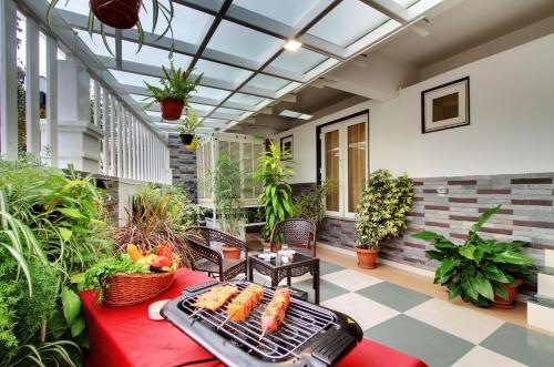 white castle boutique apartment hotel