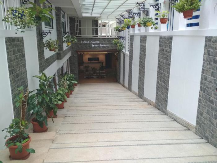 white castle boutique apartment hotel