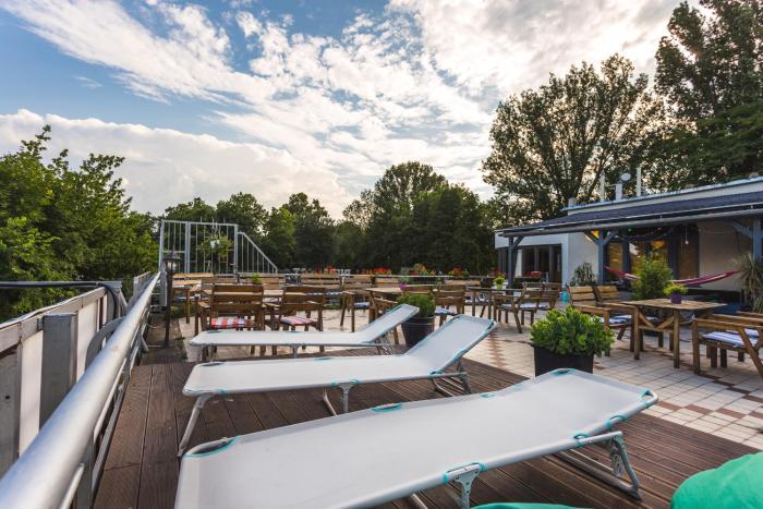 island hostel adults only