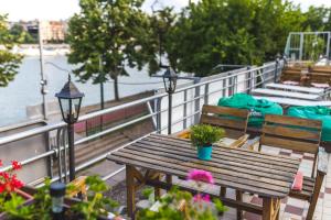 island hostel adults only