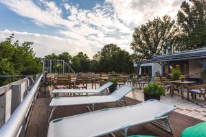 island hostel adults only