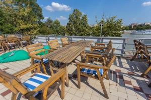 island hostel adults only