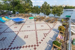 island hostel adults only