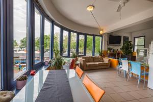 island hostel adults only