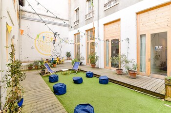 slo living hostel