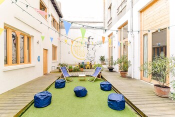 slo living hostel