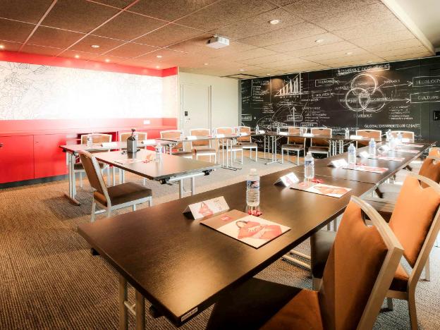 ibis niort est mendes france