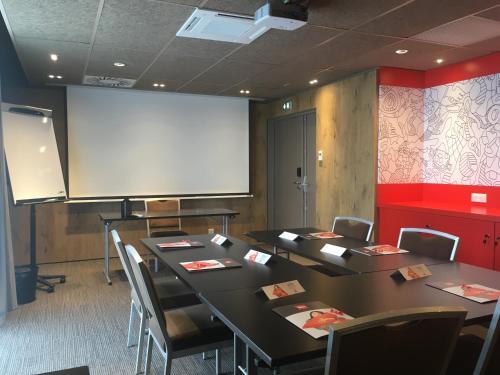 ibis niort est mendes france