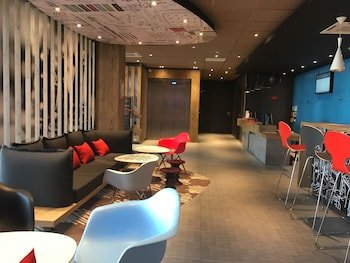 ibis niort est mendes france