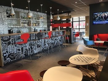 ibis niort est mendes france