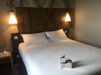 ibis niort est mendes france