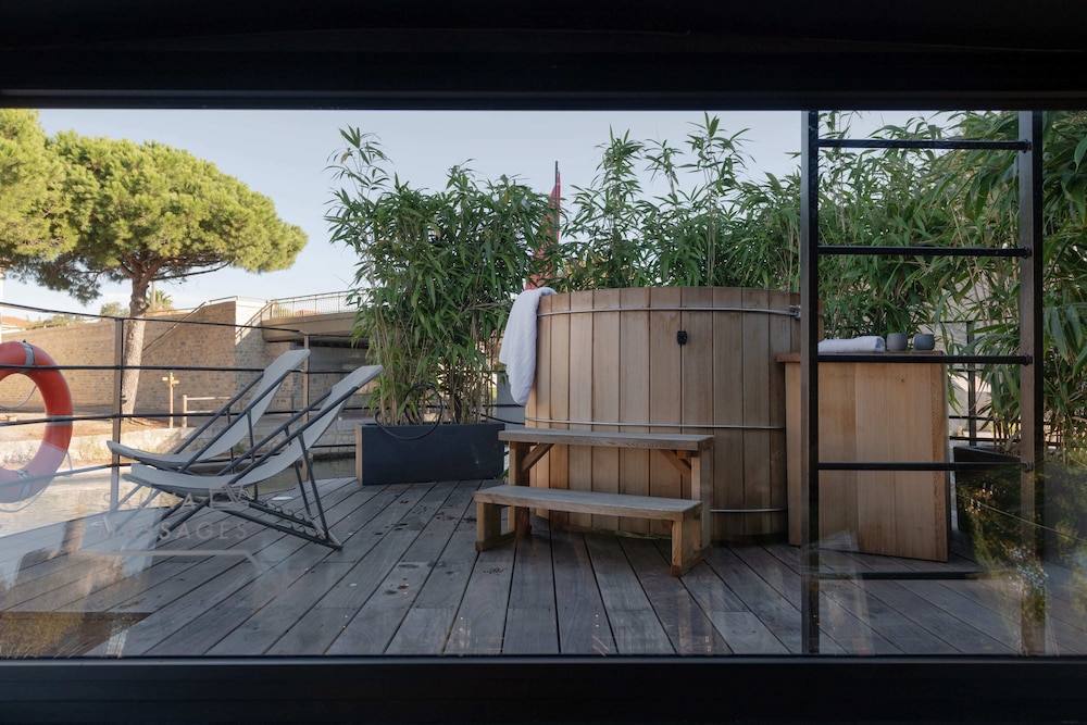 la peniche bed and bicycle aigues mortes