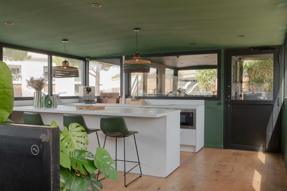 la peniche bed and bicycle aigues mortes