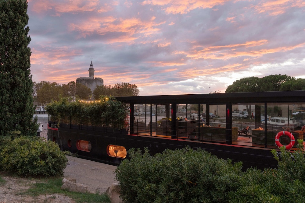 la peniche bed and bicycle aigues mortes