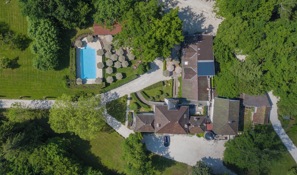 Château Des Ayes,In Saint-Etienne-De-Saint-Geoirs,3 star