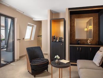 niepce paris hotel curio collection by hilton