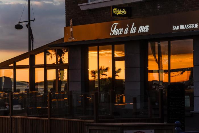face a la mer