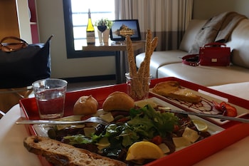 ibis pontorson baie du mont saint michel