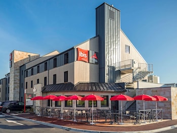 ibis pontorson baie du mont saint michel