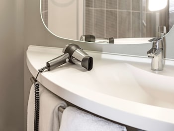 ibis pontorson baie du mont saint michel