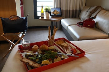 ibis pontorson baie du mont saint michel