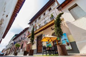 Friends Hotel & Rooftop - Historic Center & Museums,Quito>>Lloa,3 star