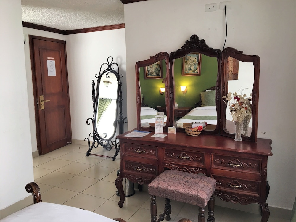 hostal mitad del mundo