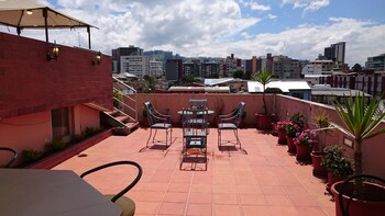 hostal mitad del mundo